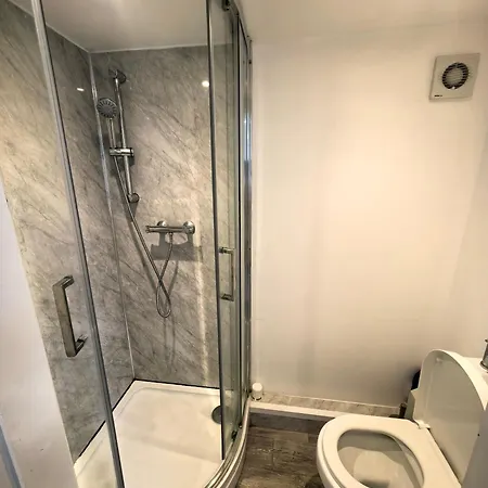 Gasthof Aa Private Single With Ensuite And Workspace York